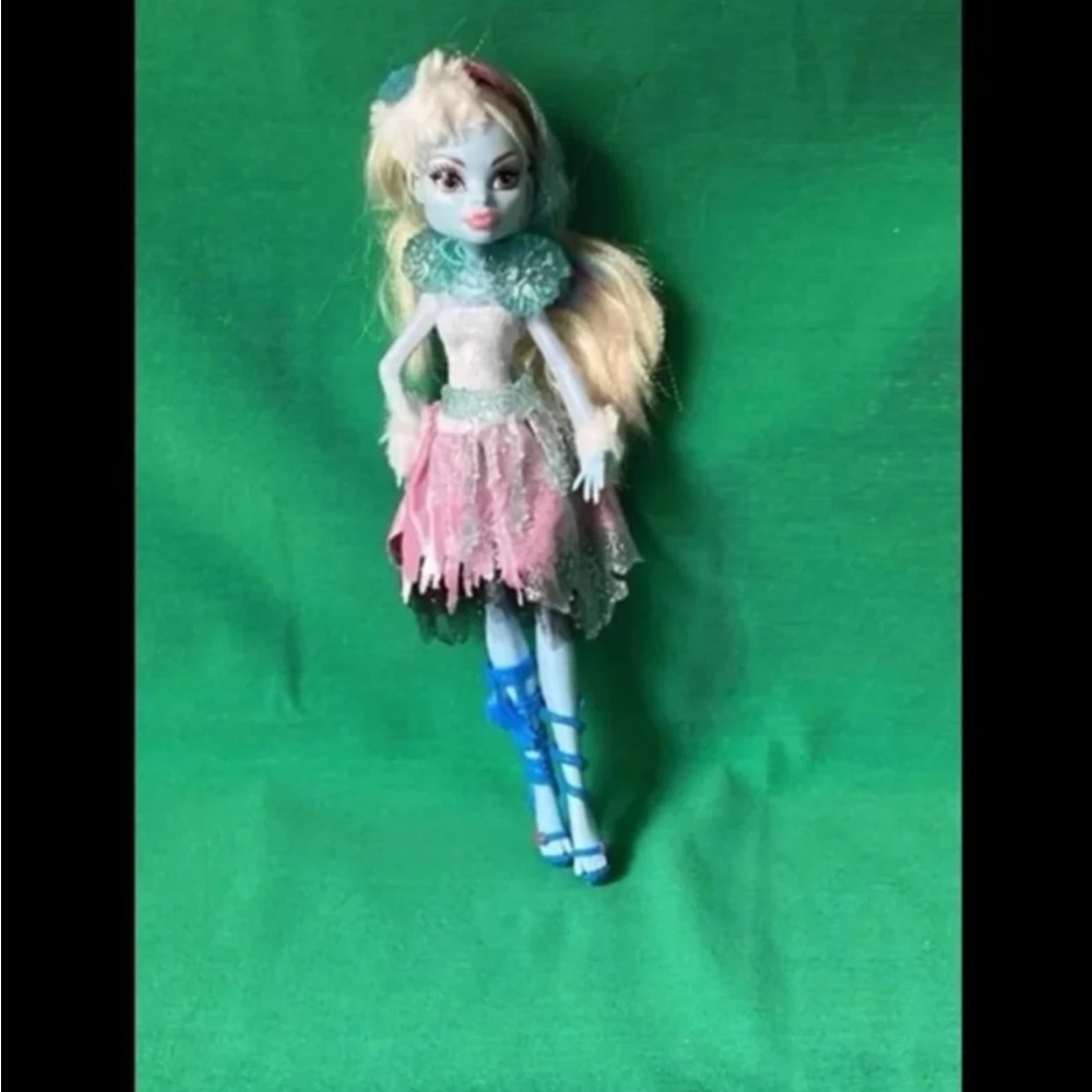 Monster High Doll  ABBEY BOMINABLE Daughter of Yeti + JANE BOOLITTE SANDALS BOOT